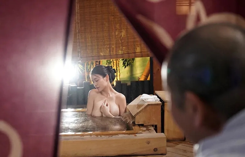 Vợ sắp cưới của con trai bị bố ông chồng nhìn trộm khi đang tắm rồi phang đến mang thai