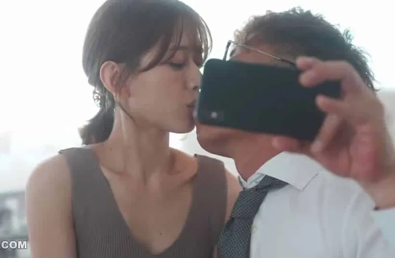 Thấy vợ yêu hơi lạ, chồng xem điện thoại người vợ và thấy cảnh xxx với sếp của mình